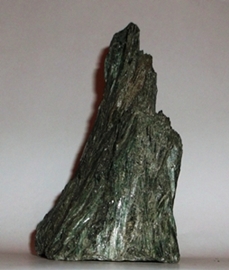 Aktinolith, ca. 9 cm hoch, 6 cm breit