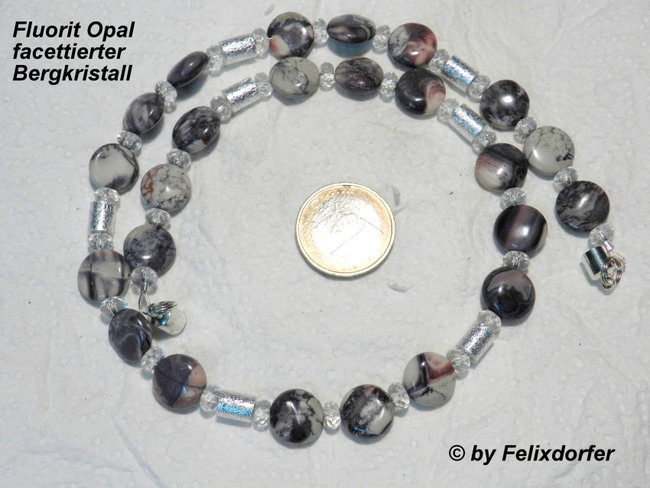 Fluorit-Opal  mit facettiertem  Bergkristall und Silberwalzen