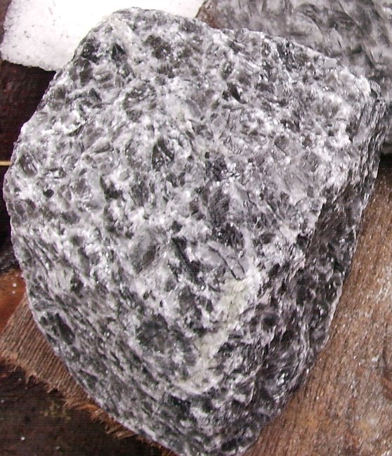 ich behaupte immer noch: in der Farbe, wahrscheinlich eines der seltensten Gesteine überhaupt.