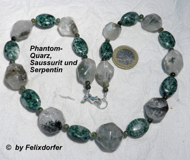 Phantomquarz mit Saussurit  und Serpentin