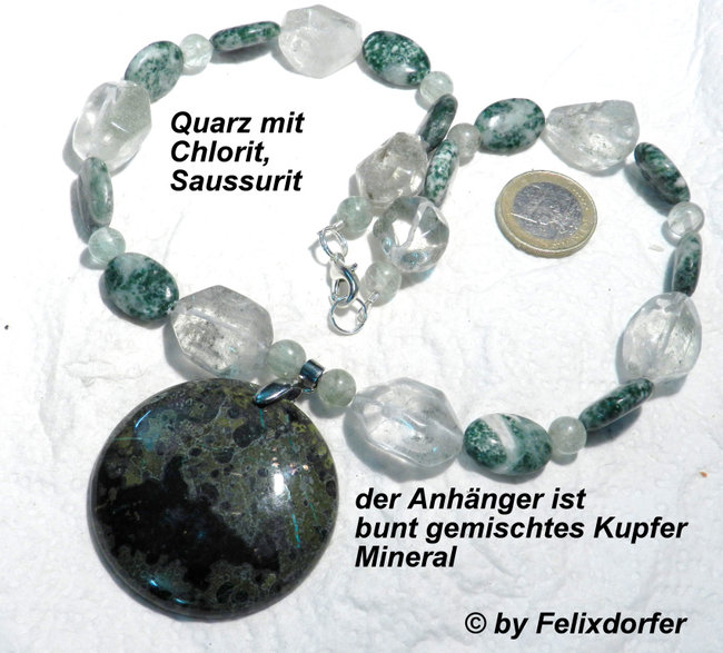 Quarz mit Chlorit und Saussurit, und mit Anhänger mti gemischtem Kupfermineral.jpg (256.41 KiB) 1212 mal betrachtet Quarz mit Chloriteinschlüssen auchdei kleinen Quarzkugeln mit Saussurti und <br />einem Anhänger mit etwas Kupfer und Kupfermineralien