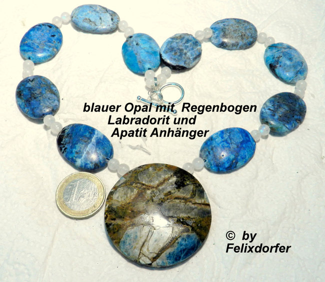 Opal blau  mit  Regenbogenmondstein und mit  Anhänger aus Apatit in Matrix