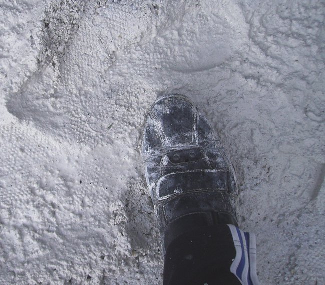 meine schuhe...   und  man kann sich gut vorstellen, wie jetzt gas-brems- kupplungspedal und der fussraum im auto aussehen ;-)  auch dan lenkrad ist nun &quot;grau&quot;  *ggg*