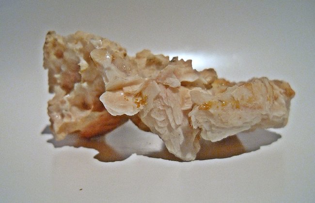 Baryt mit Vanadenit rs aus Mibladen, Marokko.jpg