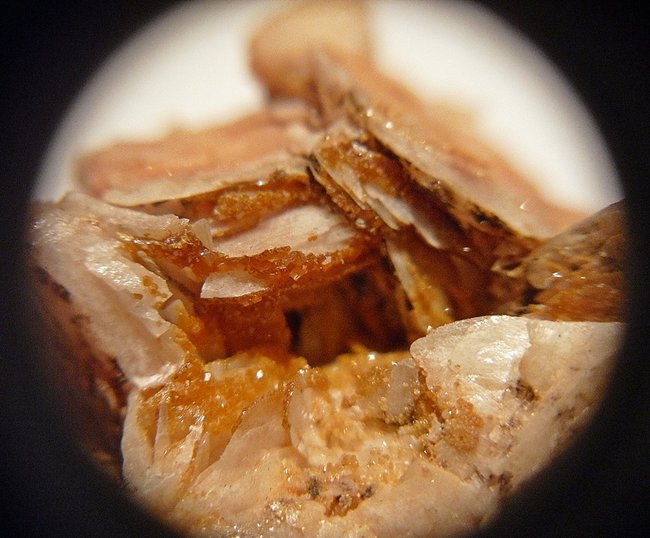 Vanadenit zwischen Baryt_aus Milbladen/Marokko__vergr.Ausschnitt