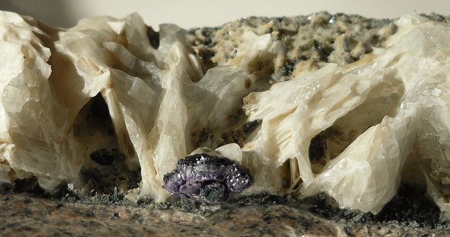 bizzarr gewachsener Baryt mit Fluorit auf Granit  _gefunden bei Bad Lobenstein/Thüringen
