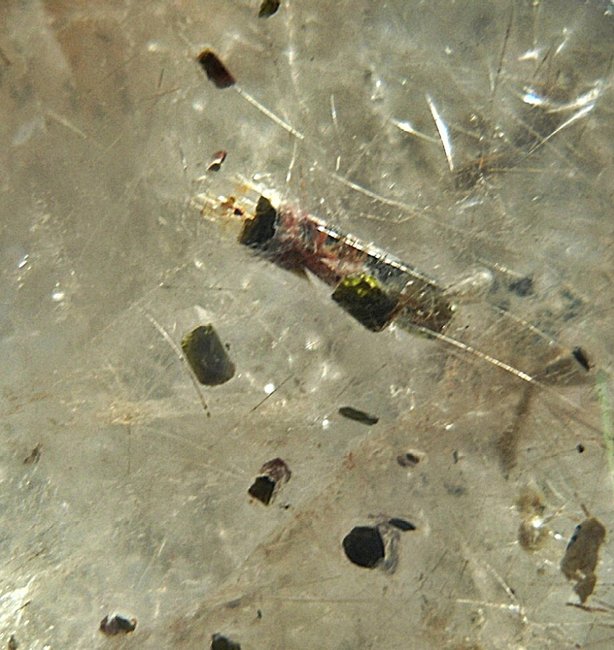 Turmalinquarz mit Rutilnädelchen _vergr. Ausschnitt.jpg