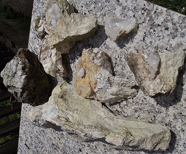 Dolomit  mit schönen Fluoritkristallen / ein türkisfarbenen Quarz auf Muttergestein / was unbekanntes Glimmerhaltiges etc...