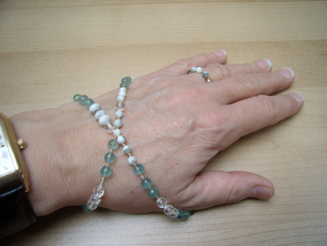 durch das Wickeln um den Ringfinger rutscht die Kette nachts nicht von der Hand weg über den Arm, Armbänder rutschen da immer Richtung Ellenbogen sobald man die Hand hebt
