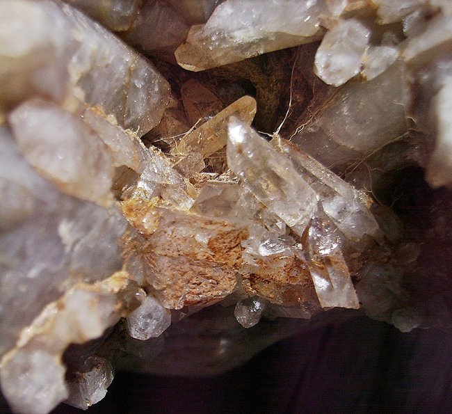 Blick  in eine kleine Höhle