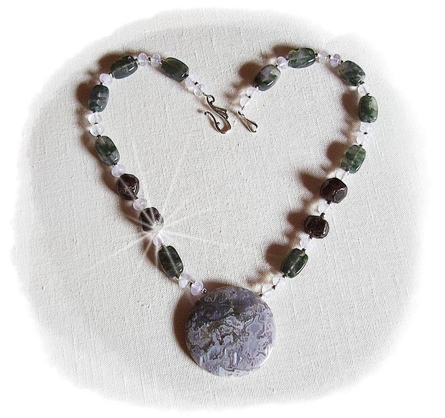 Kette aus Moosachat, Granat mit Bergkristall