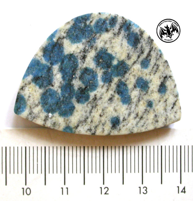 Cabochon aus einem angeblich neuen Material von den Vorbergen des K2, Pakistan