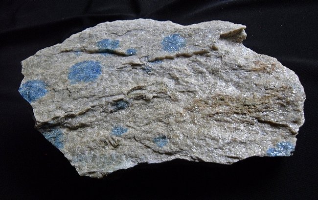 Azurit in Glimmerschiefer aus Rauris, Salzburger Land, Östreich.jpg