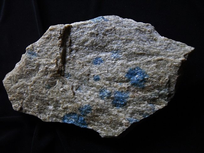 Azurit in Glimmerschiefer aus Rauris, Salzburger Land, Östreich rs.jpg