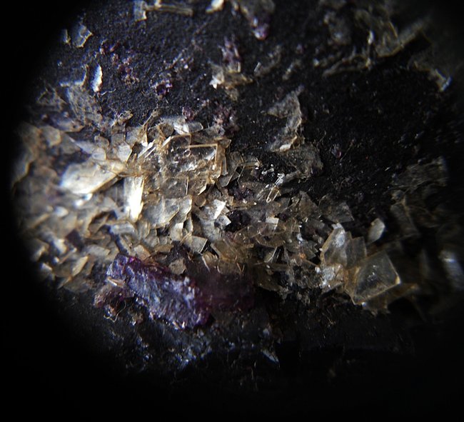 Fluorit mit Calcitblättchen _vergr. Ausschnitt.JPG