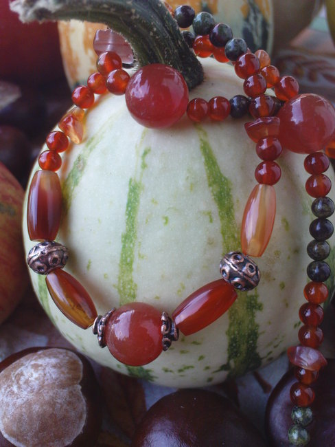 ...jetzt ist sie sehr angenehm zu tragen. Karneolkugeln groß (alt) und klein, Karneolsplitter und Minikugeln aus Drachenblutjaspis machen die Kette zu einem schönen herbstlichen Schmuckstück.