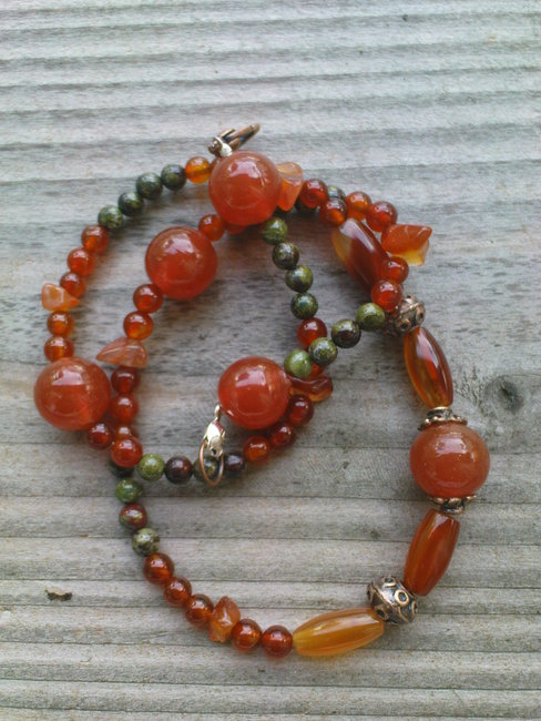 Für diese Kette hab ich Teile einer großen alten Karneolkette benutzt, die ich noch von meiner Uroma hatte. Sie war denke ich auch selbst gemacht, der Faden war schon ganz brüchig und die ganze Kette hing einem tonnenschwer um den Hals...