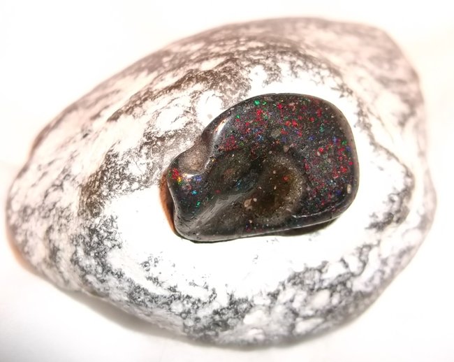 Black Honduras Opal auf Hühnergott