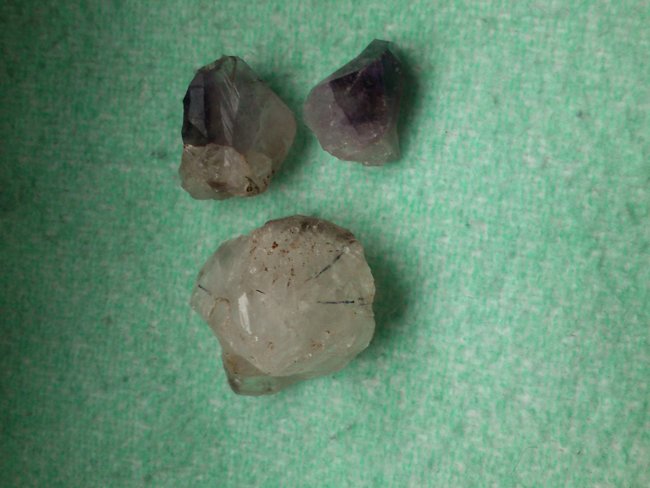 kleine Amethyst und Rauchquarzstücke quarzstück mit schwarzen Nadeln