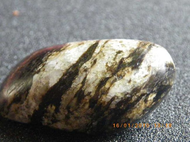 braun-weiß schimmernd