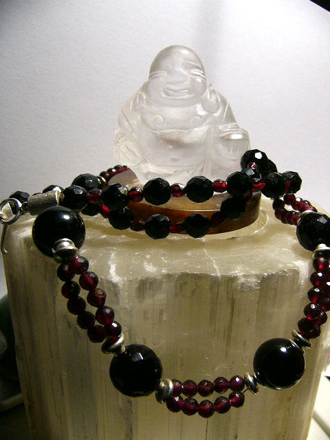Onyx mit kleinen Granat
