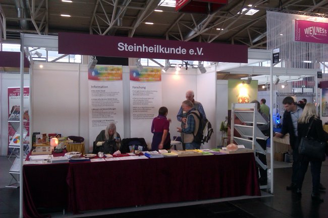 Leute vom Stand der SHK eV u.a. Autorin Ute Keil