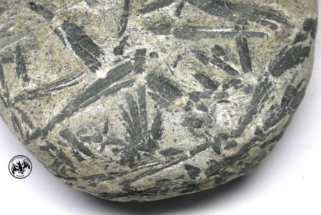 Strahlstein mit Granat