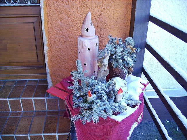 Weihnachtsdeko vor unserem Haus