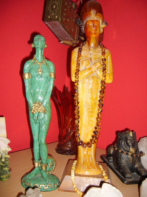 Bernstein-Pharao mit Mexikanischer Göttin.jpg