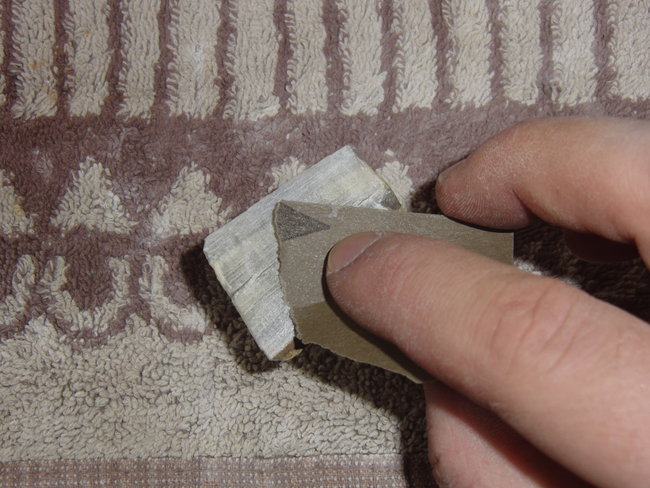 Weiter Bearbeitung mit 180er Schleifpapier trocken und 400er u. 600er Schleifpapier nass bis alle Kratzer verschwunden sind