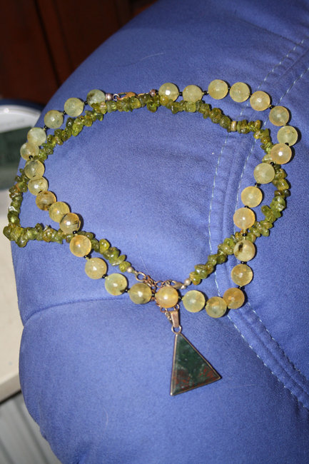 Peridotkette mit Heliotorpanhänger, Prehnitkette.jpg
