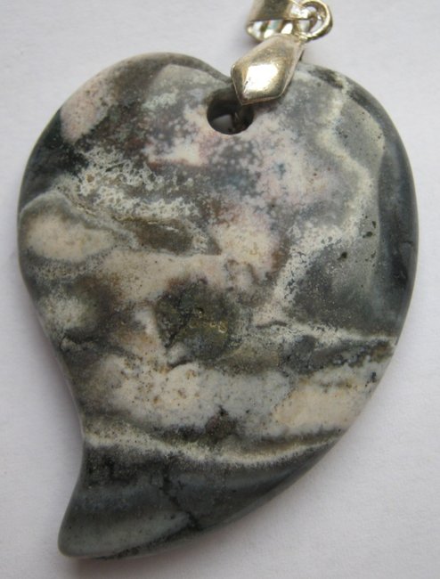 unbekannter anhänger-fossilkalk02.jpg