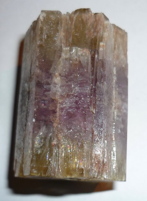 Aragonit aus Minglanilla (Spanien)<br />Man sieht es auf dem Bild schlecht, aber ind er Mitte ist der Stein violett gefärbt.