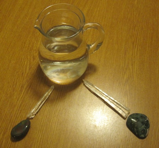 Wasser mit Kristallen einleiten