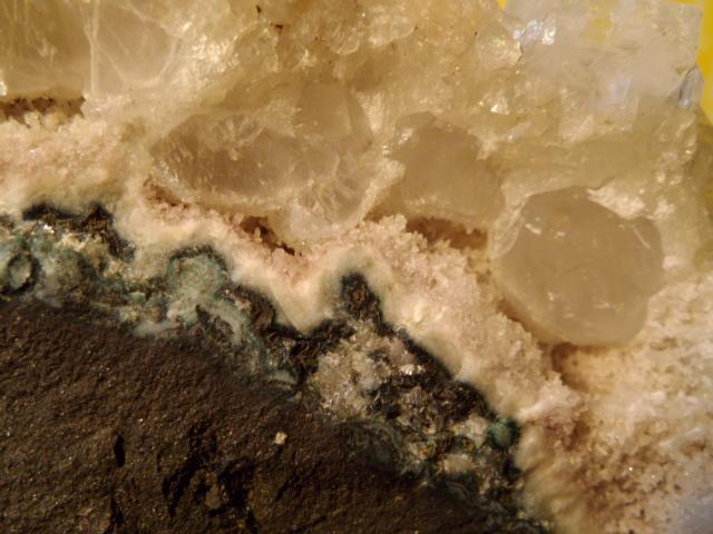 &quot;Höhle&quot; zwischen Muttergestein und Kristallen