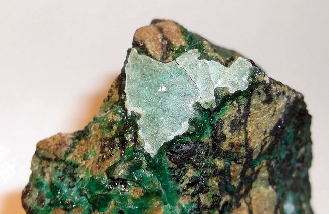 Malachit mit Cornetit.JPG