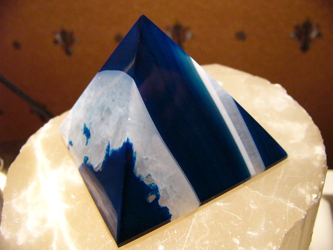 Pyramide Achat auch gefärbt