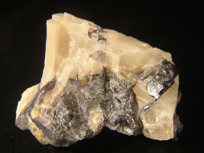 blauer spinell auf matrix