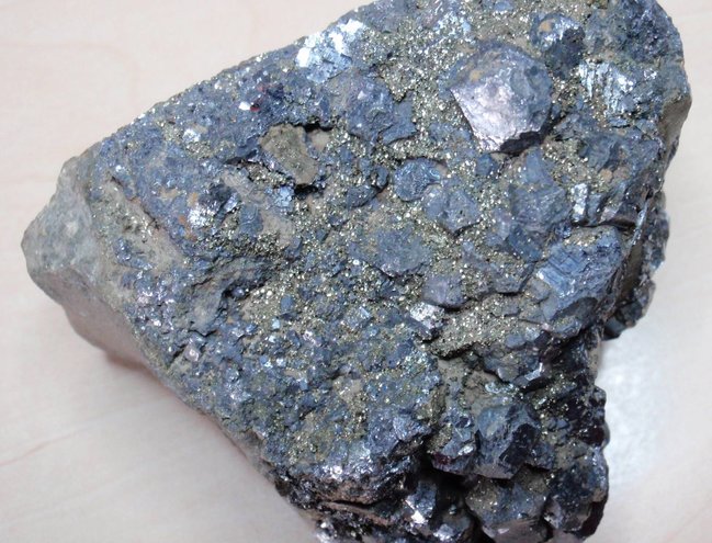 Große graue metallischglänzende Würfel und klitzekleine golden glitzernde