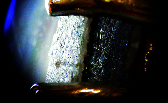 links, das Helle ist ein Quarzoberteil; in der Mitte, das Gräulich-Bräunliche ist der Opal; rechts, das Schwarze mit den blauen Reflexen ist der Onyxunterteil