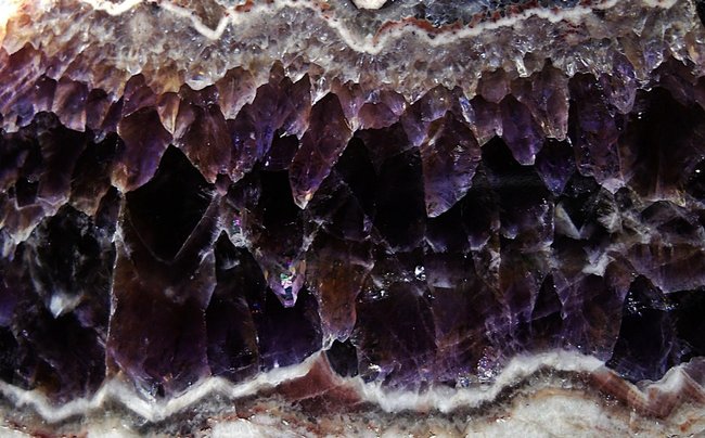 Teilausschnitt aus einem Amethystanschliff aus Wolkenstein, Sachsen, Erzgebirge