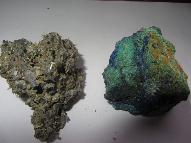 links galenit + pyrit + quarz Kristalle rechts Malachit Azurit marokko.jpg