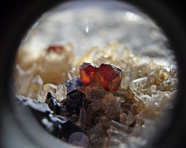 Zinkblende zwischen Quarz u. Fluorit __Henneberg, Thüringen.jpg