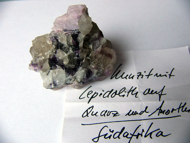Lepidolith mit Kunzit auf Quarz aus Südafrika