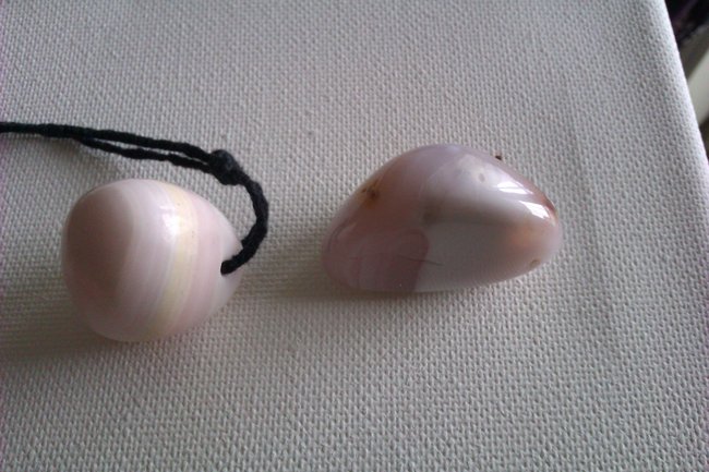 links Manganocalcit - rechts rosa Chalcedon