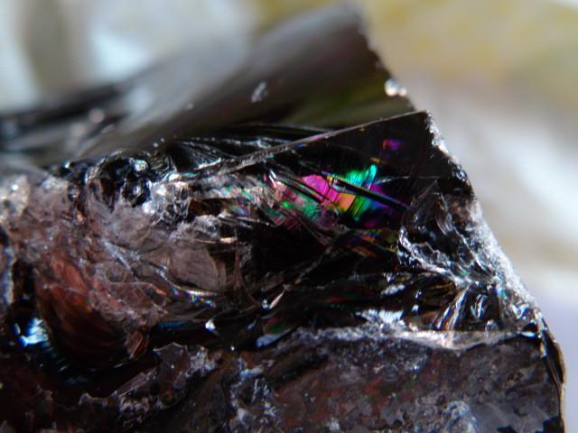 Obsidian mit Regenbogen