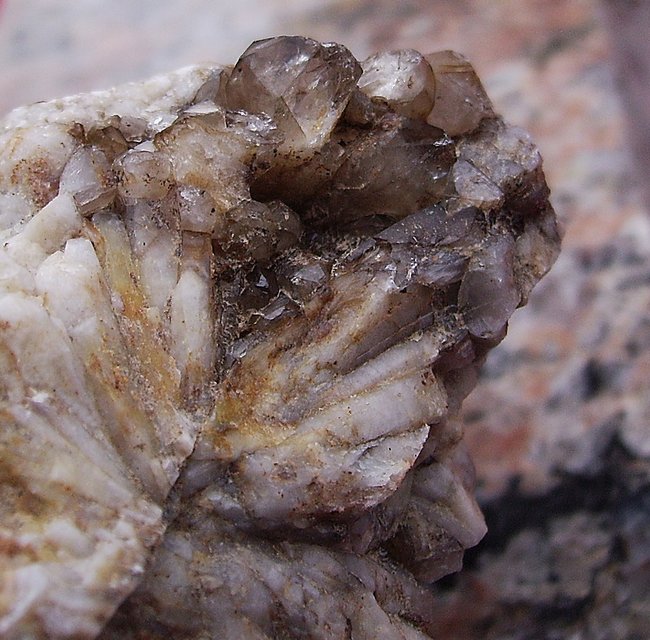 Sternquarz  mit Rauchquarzkristallen