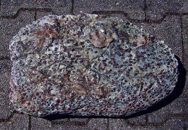 almandin-disthen-rohstein.JPG