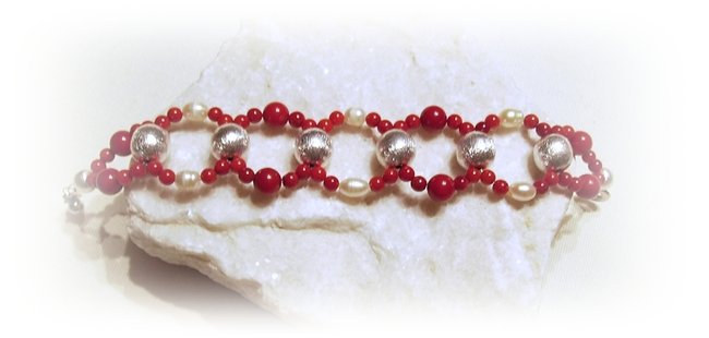 Armband ... rote Bambuskoralle mit Süsswasserperlen