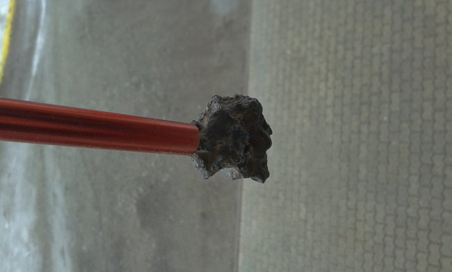 in der Luft hängend an einem Magneten.